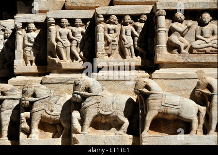 Tanzende Frauen und Pferde Skulptur, Jagdish Tempel, Vishnu Tempel, Udaipur, Rajasthan, Indien, Asien Stockfoto