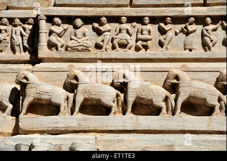 Tanzende Figuren und Pferde, Jagdish Tempel, Vishnu Tempel, Udaipur, Rajasthan, Indien, Asien Stockfoto