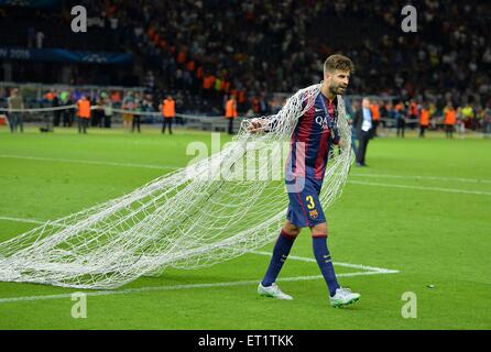 Olympiastadion, Berlin, Deutschland. 6. Juni 2015. Juventus Turin gegen Barcelona, Champions league Finale in Berlin. Gerard Pique (Bar) nimmt das Netz er als ein Souvenier abgeholzt © Action Plus Sport/Alamy Live News Stockfoto