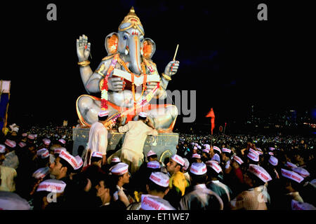 Idol von Lord Ganesha (unter der Leitung Elefantengott); Visarjan Zeremonie 2008; Girgaum Chowpatty Beach; Bombay Mumbai; Maharashtra Stockfoto