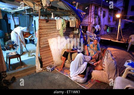 Trauernden und Angehörigen sammeln Haus von Harish Gohil getötet in Angriff Nariman House am 26. November 2008 Bombenexplosionen Mumbai Stockfoto