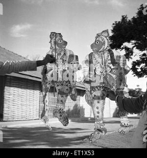 Anzeige transparent lackiert Leder Marionetten; Schatten-Marionette spielt Unterhaltung; Hallare Dorf; Mysore; Karnataka Stockfoto