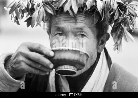 Bhutan Mann trinkt Alkohol aus einem ornamentalen Kupfer Schüssel; Paro; Bhutan Stockfoto