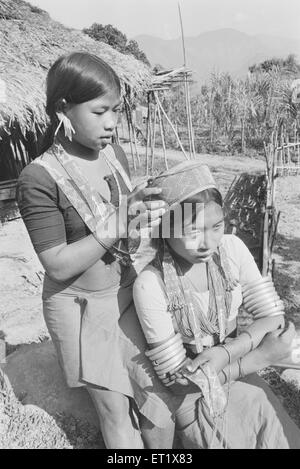 Wancho Stammes Mädchen verkleiden sich für Festival; Tirap Bezirk; Arunachal Pradesh; Indien; Asien; Altes Vintage 1900er Bild Stockfoto