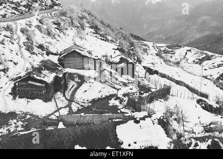 Winter; schneebedeckte Dorfhäuser; Arunachal Pradesh; Indien; Asien; alter Jahrgang 1900s Bild Stockfoto