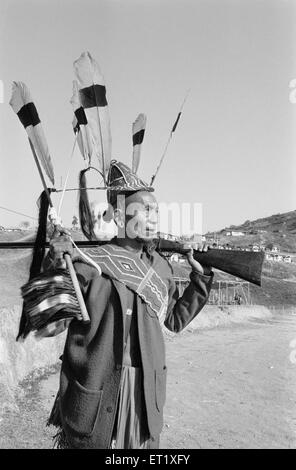 Wancho Stammeshäuptling, der Gewehr im Tirap Bezirk hält Wanchos Hauptjäger; Arunachal Pradesh; Indien; Asien; altes Jahr1900s Bild Stockfoto