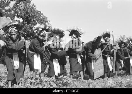 Wancho Kriegstanz im Lohit Bezirk; Arunachal Pradesh; Indien; Asien; altes Vintage 1900s Bild Stockfoto