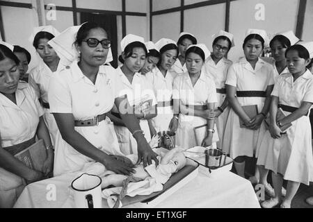 Krankenschwestern unter Ausbildung gehören zu adi Stamm ; Siang Bezirk von Arunachal Pradesh ; Indien ; Asien ; alten Jahrgang 1900s Bild Stockfoto