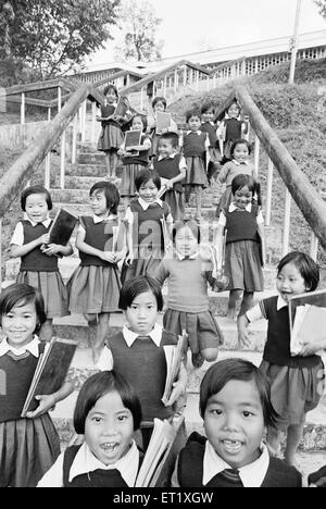 Schulkinder von Sharada Ramakrishna Vidyalaya in Khonsa; Bezirk Lohit; Arunachal Pradesh; Indien; Asien; Altes Vintage 1900er Bild Stockfoto