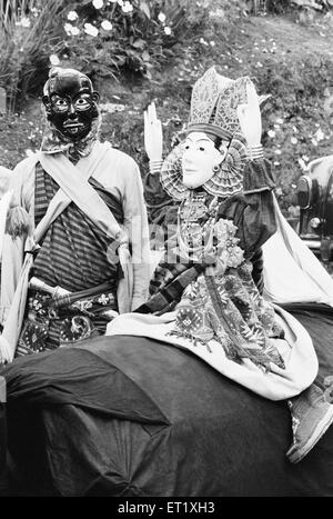 Maskentänzer, die Masken tragen, die im Festival tanzen; Arunachal Pradesh; Indien; Asien; altes Vintage 1900er Bild Stockfoto