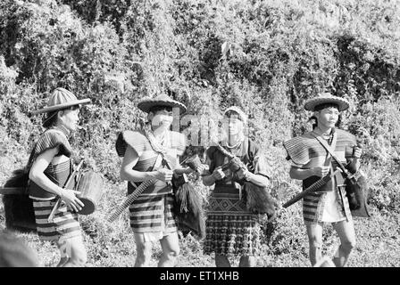 Hill Miri Tribe Dancers in ihrer traditionellen Kleidung; Subansiri; Kamle; Arunachal Pradesh; Indien; Asien ; alter Jahrgang 1900s Bild Stockfoto