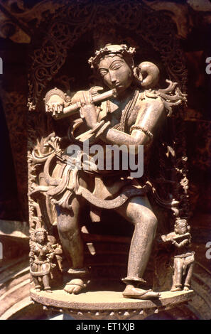 Dame spielt Flötenskulptur; Chennakesava Tempel; Chennakeshava; Keshava; Kesava; Vijayanarayana; Belur; Karnataka; Indien; Asien; Alter Jahrgang 1900er Jahre Stockfoto