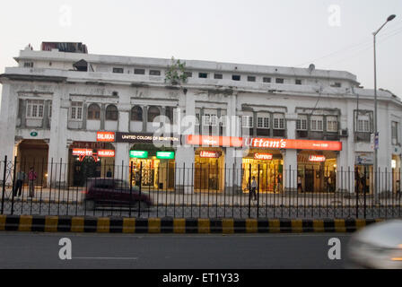 Uttams Sarees Shop; Vereinigte Farben von Benetton; Schaufenster; Connaught Place; CP; Connaught Circus; Rajiv Chowk; Delhi; Neu-Delhi; Indien; Asien Stockfoto