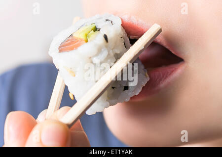 Nahaufnahme einer Person, die Sushi isst Stockfoto
