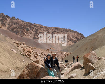 Paar sitzt auf Felsen an Tingmosgang Ladakh Jammu und Kaschmir Indien Herr Nr. 477 Stockfoto