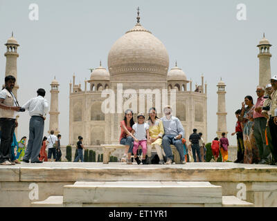 Familie im Taj Mahal Agra Uttar Pradesh Indien Herr Nr. 477 Stockfoto