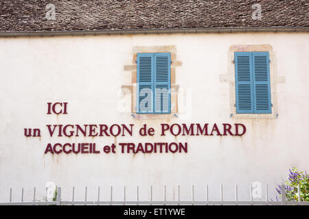 Pommard Dorf Weinprobe Willkommen Schilder, Burgund, Frankreich Stockfoto