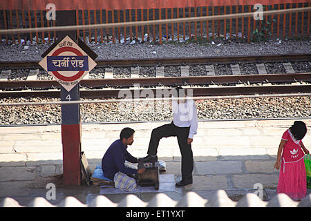 Schuh-Schleifer am Bahnhof Charni Road; Bombay Mumbai; Maharashtra; Indien Stockfoto