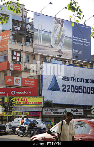 Werbetafeln auf Modi Kammer Gebäude; S. V. Patel Road; Charni Straße; Bombay Mumbai; Maharashtra; Indien Stockfoto