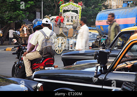 Verkehr auf S. V. Patel Straße; Charni Straße; Bombay Mumbai; Maharashtra; Indien Stockfoto