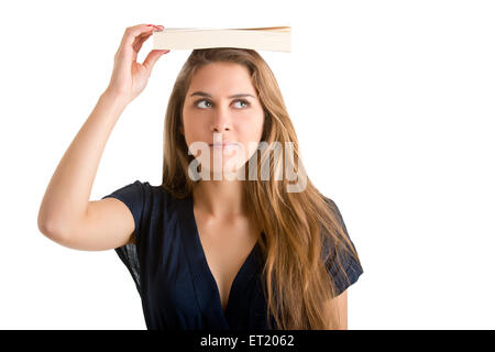 Frau, der ein Buch über den Kopf hält, das Konzept der Eleganz, isoliert in weiß zeigen Stockfoto