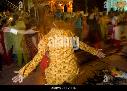 Mann trägt Kurta mit Tribalmotive Garba während Navaratri Festival zu spielen; Borivali; Bombay-Mumbai Stockfoto