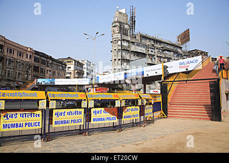 Werbetafeln und Fußgängerbrücke bei G. B. Pant Chowk; Girgaon; Chowpatty Seaface; Charni Straße; Bombay-Mumbai Stockfoto