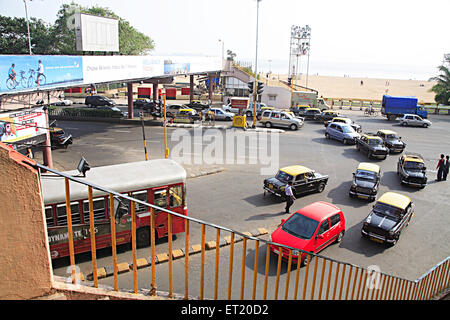 Werbetafeln und Fußgängerbrücke bei G. B. Pant Chowk; Girgaon; Chowpatty Seaface; Charni Straße; Bombay-Mumbai Stockfoto