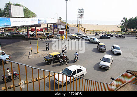 Werbetafeln und Fußgängerbrücke bei G. B. Pant Chowk; Girgaon; Chowpatty Seaface; Charni Straße; Bombay-Mumbai Stockfoto