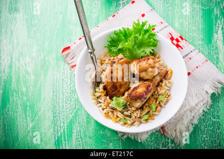 Gebackene Hähnchenflügel mit Reis in eine Schüssel, Draufsicht, selektiven Fokus Stockfoto