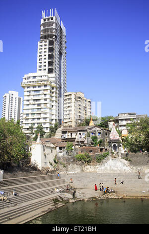 Banganga Tank mit Chawl und Wolkenkratzer; Walkeshwar; Bombay Mumbai; Maharashtra; Indien 9. April 2009 Stockfoto