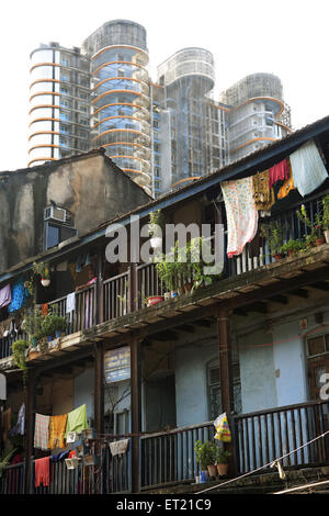 Alte Chawl Daruwala und Wolkenkratzer; Ganpatrao Kadam Marg; Unteren Parel; Bombay Mumbai; Maharashtra; Indien 26. August 2009 Stockfoto