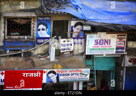 Optikgeschäft in Slum, Behram Naupada, Anant Kanekar Marg, Bandra, Bombay, Mumbai, Maharashtra, Indien, Asien, Asien, Indisch Stockfoto