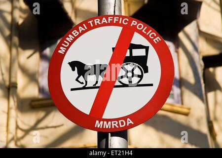 Schild mit dem Pferdewagen, kein Parkschild, Schild mit der Polizei von Mumbai, MMRDA, Bombay, Mumbai, Maharashtra, Indien, Asien, Asien, Indien Stockfoto