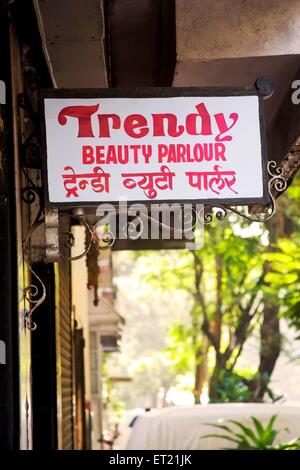 Trendy Schönheitssalon Shop, Schild, Bombay, Mumbai, Maharashtra, Indien, Asien, Asien, Indien Stockfoto