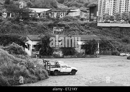 Coca Cola Werbeschild Toilette, toll Naka, Talegaon, Bombay, Mumbai, Pune Expressway, Maharashtra, Indien, Asien, Asien, Indisch Stockfoto