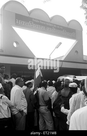 Menschenmenge mit Flagge Indiens, indischen Flaggen, Ralegan Siddhi, Parner taluka, Ahmednagar District, Maharashtra, Indien, Asien, Asien, Indien Stockfoto