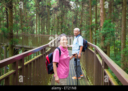 glücklich Senior Wandern im Waldpark Stockfoto