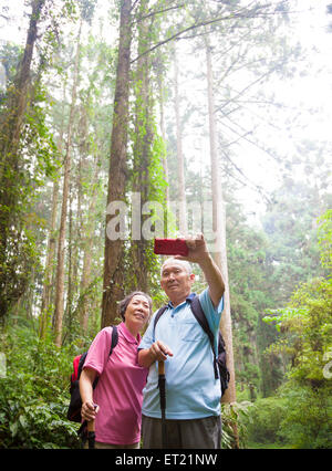 glücklich Senior Wandern im Waldpark Stockfoto