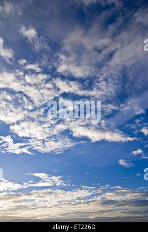 Blauer Himmel weiße Wolken Stockfoto