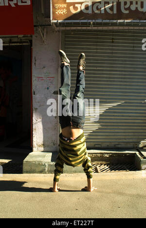 Indische Acrobat Handstand Handlung; Mussoorie; Dehra Dun; Uttaranchal Uttarakhand; Indien Herr #711 Stockfoto