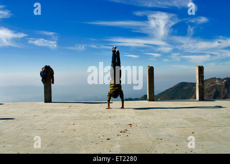 Indische Acrobat Handstand Handlung; Mussoorie; Dehra Dun; Uttaranchal Uttarakhand; Indien Herr #711 Stockfoto