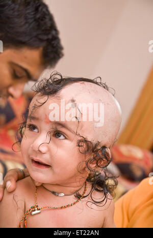 mundan Zeremonie; Baby Junge Tonsure; hindu Brauch; Indien; Asien; HERR#714H Stockfoto