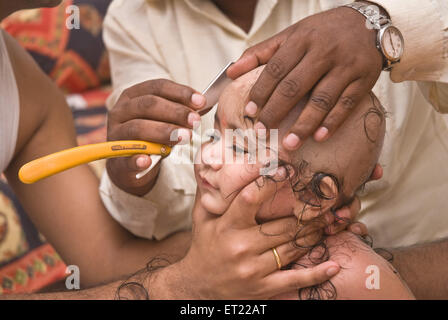 Tonsur baby boy Scherkopf Hinduistische religiöse benutzerdefinierte Indien Herr #714 H Stockfoto