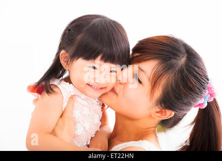 glückliche Mutter ihre Tochter küssen Stockfoto