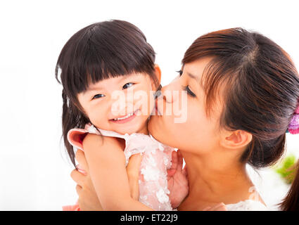 glückliche Mutter ihre Tochter küssen Stockfoto