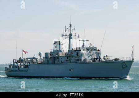 Das Royal Navy Hunt Class Minenkriegsschiff HMS Hurworth kommt am 10/6/15, dem 94. Geburtstag von HRH, dem Herzog von Edinburgh, in Portsmouth, Großbritannien an. Stockfoto