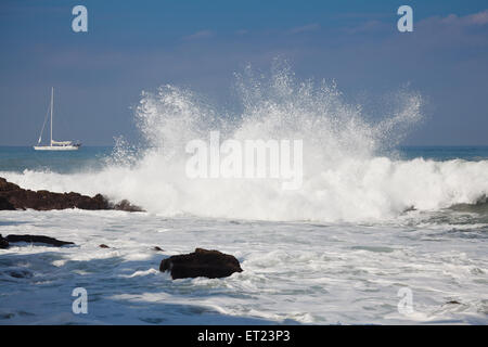 Wellen brechen sich am Ufer in der Nähe von Puerto Vallarta, Mexiko Stockfoto