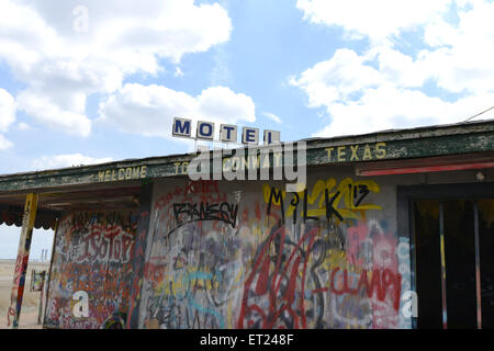 Graffiti an einem alten Gebäude entlang der Route 66 in Conway, Texas. Stockfoto