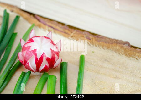 Radieschen auf einer rauhen Oberfläche aus Holz verziert Stockfoto